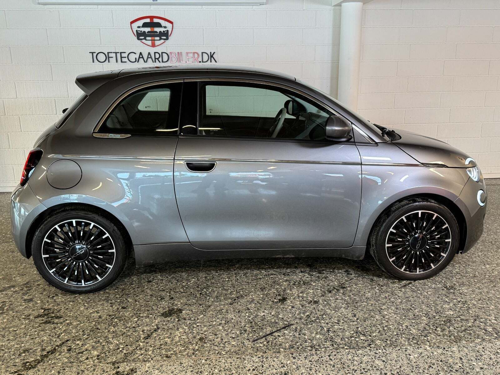 Grå Fiat 500e fra 2022