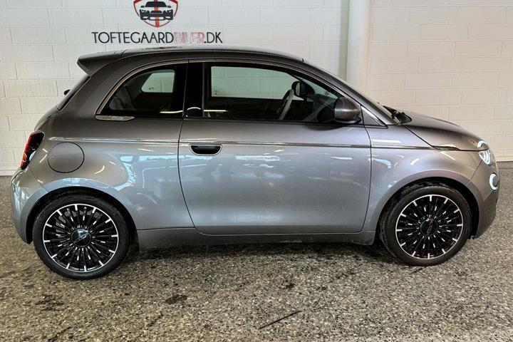 Grå Fiat 500e fra 2022