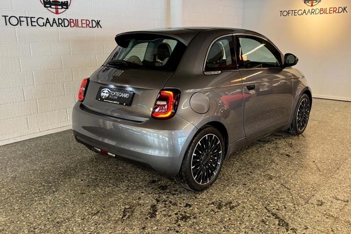 Grå Fiat 500e fra 2022