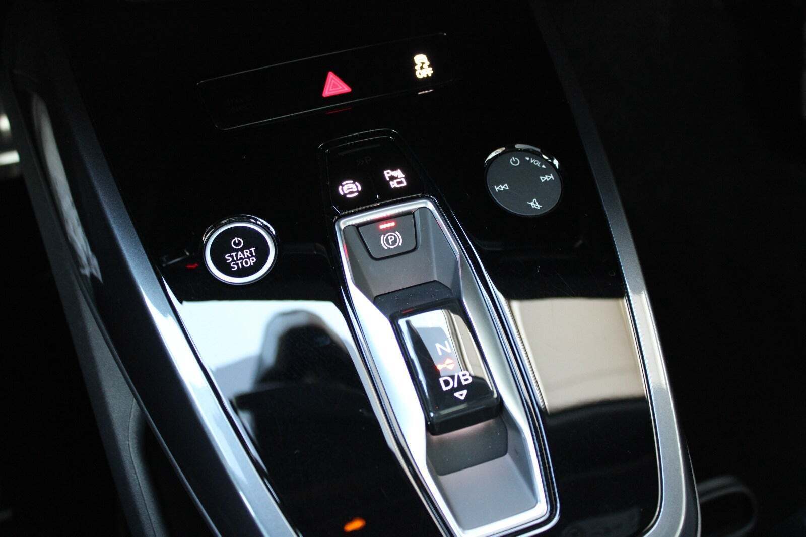 Grå Audi Q4 e-tron fra 2025