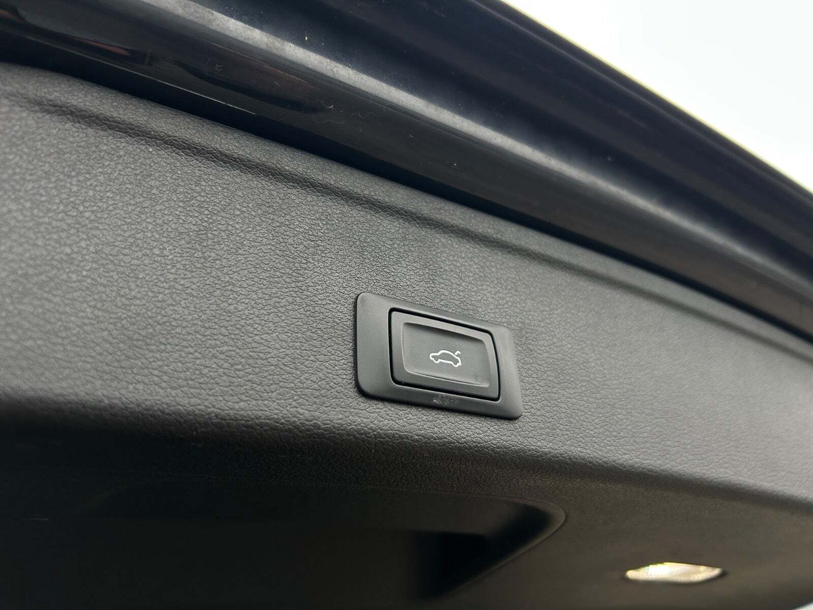 Blå Audi A4 fra 2017