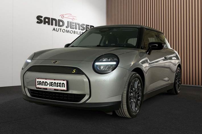 Sølv Mini Cooper SE fra 2024 set udefra