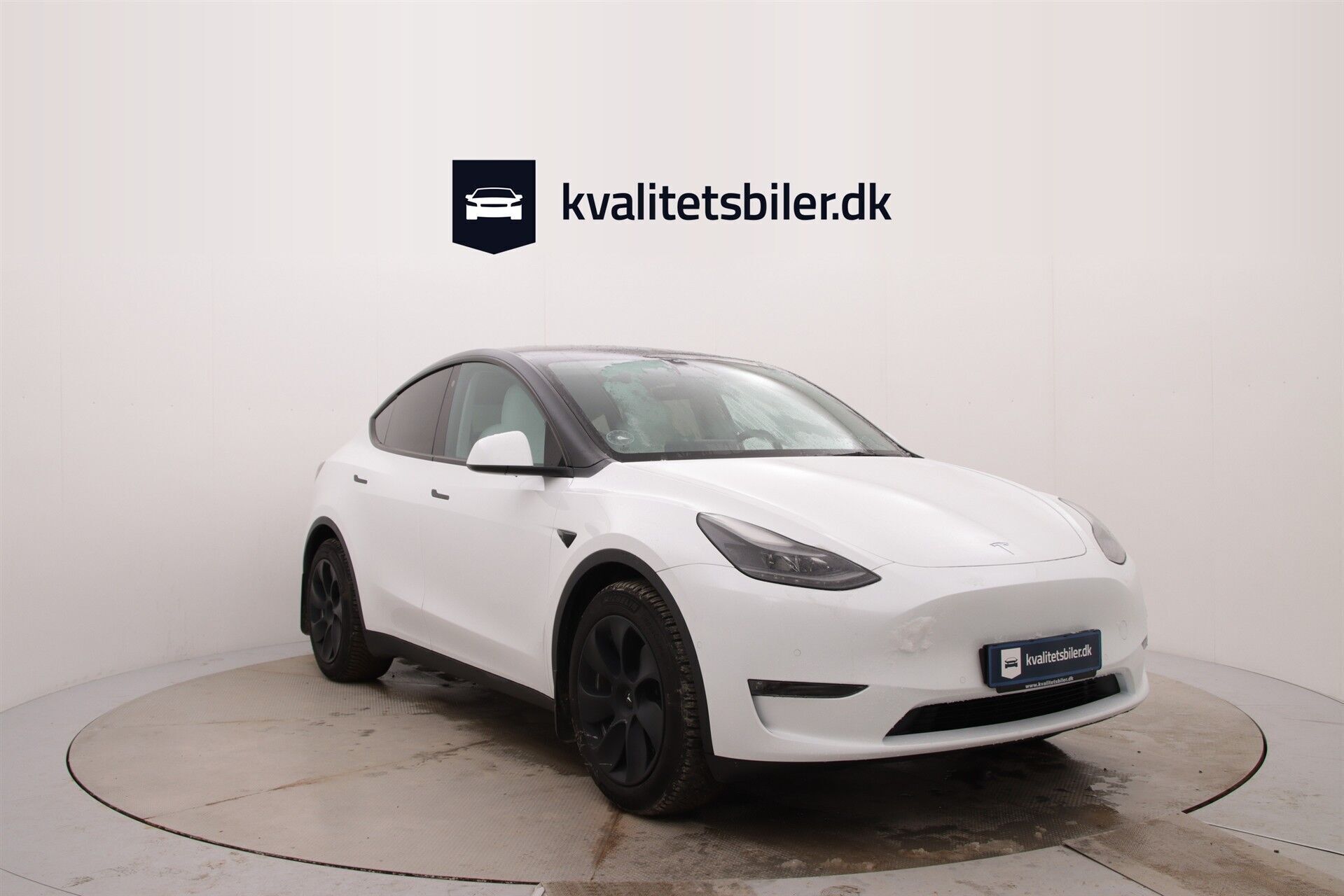 Hvid Tesla Model Y fra 2022