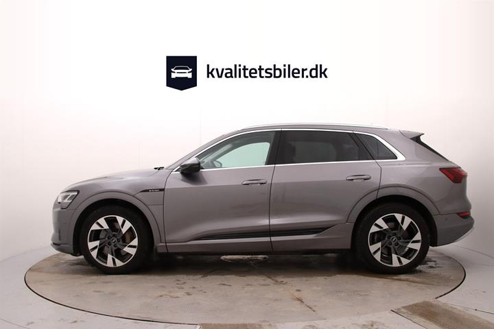 Grå Audi e-tron fra 2022