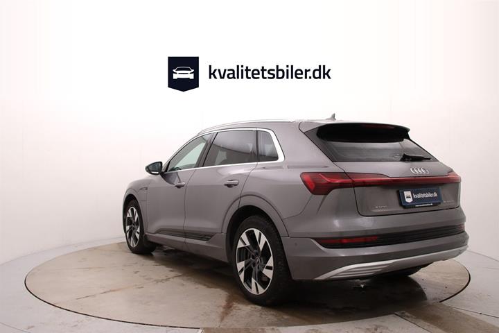 Grå Audi e-tron fra 2022