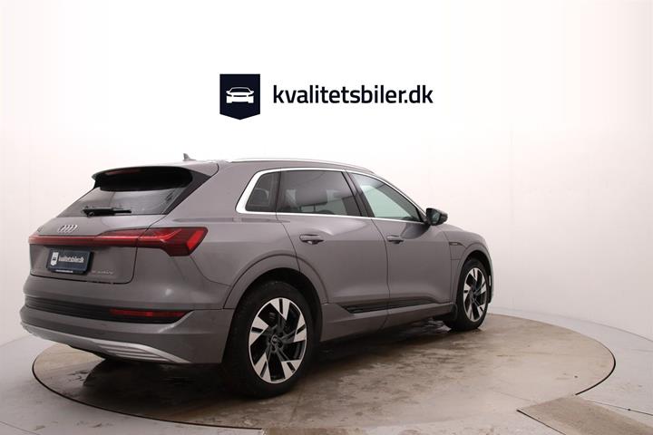 Grå Audi e-tron fra 2022