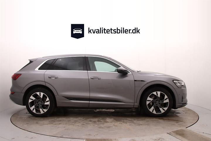 Grå Audi e-tron fra 2022
