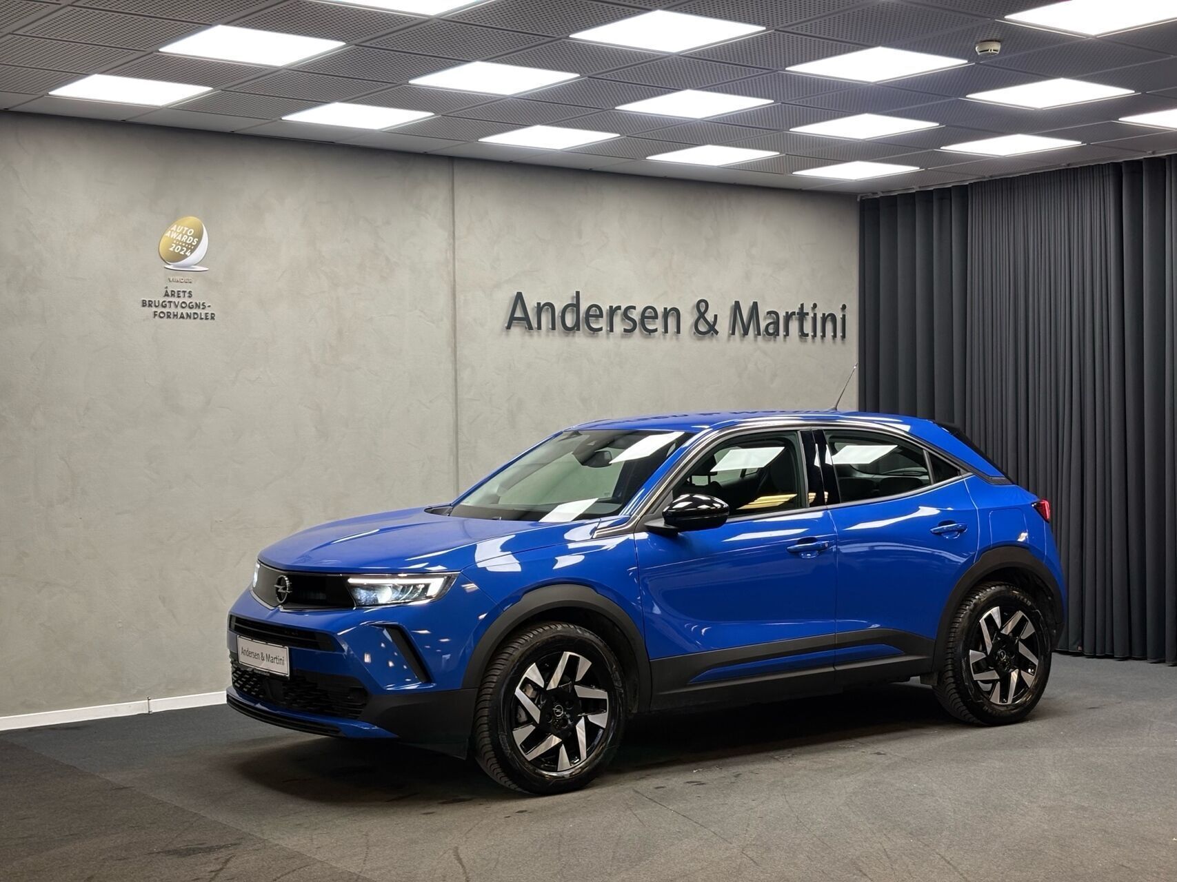 Blå Opel Mokka-e fra 2024