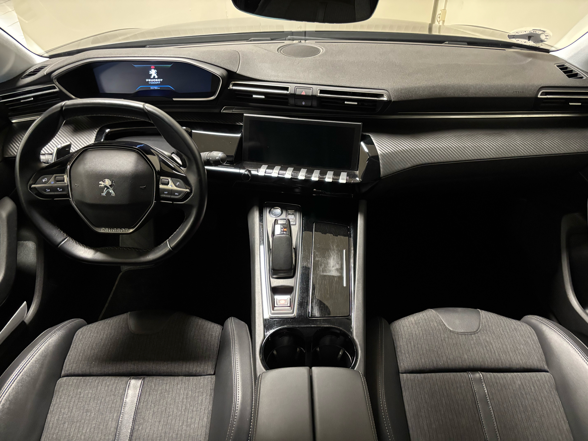 Grå Peugeot 508 fra 2021