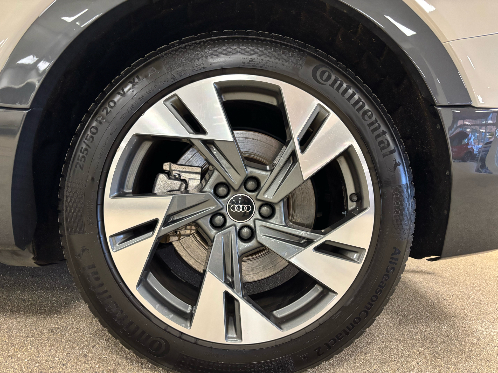 Grå Audi e-tron fra 2021