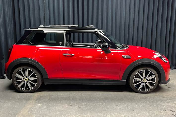 Rød Mini Cooper fra 2023