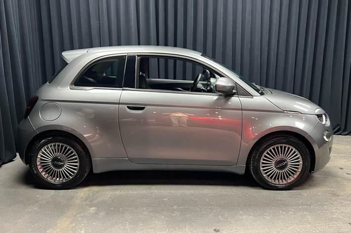 Grå Fiat 500e fra 2023