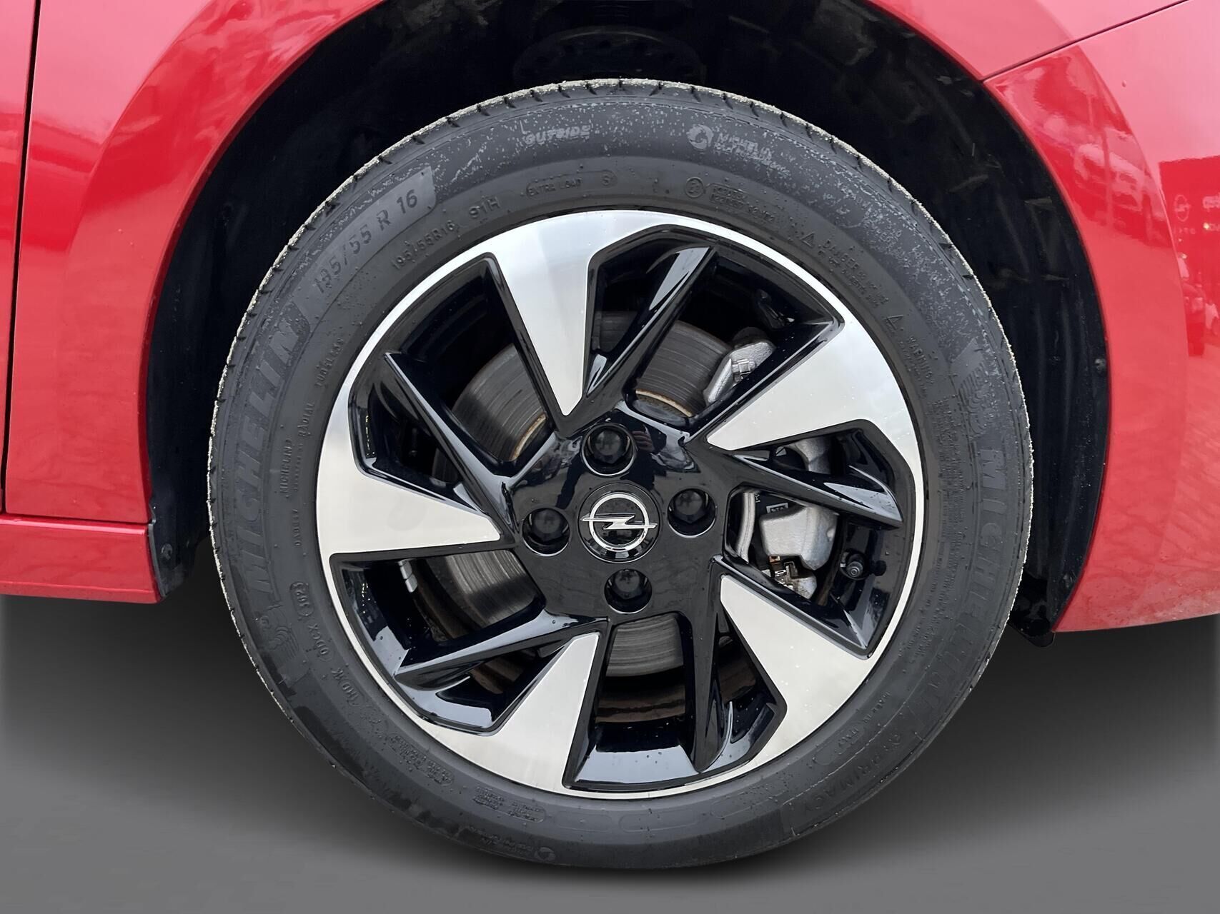 Rød Opel Corsa-e fra 2024