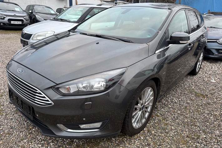Grå Ford Focus fra 2015 set udefra