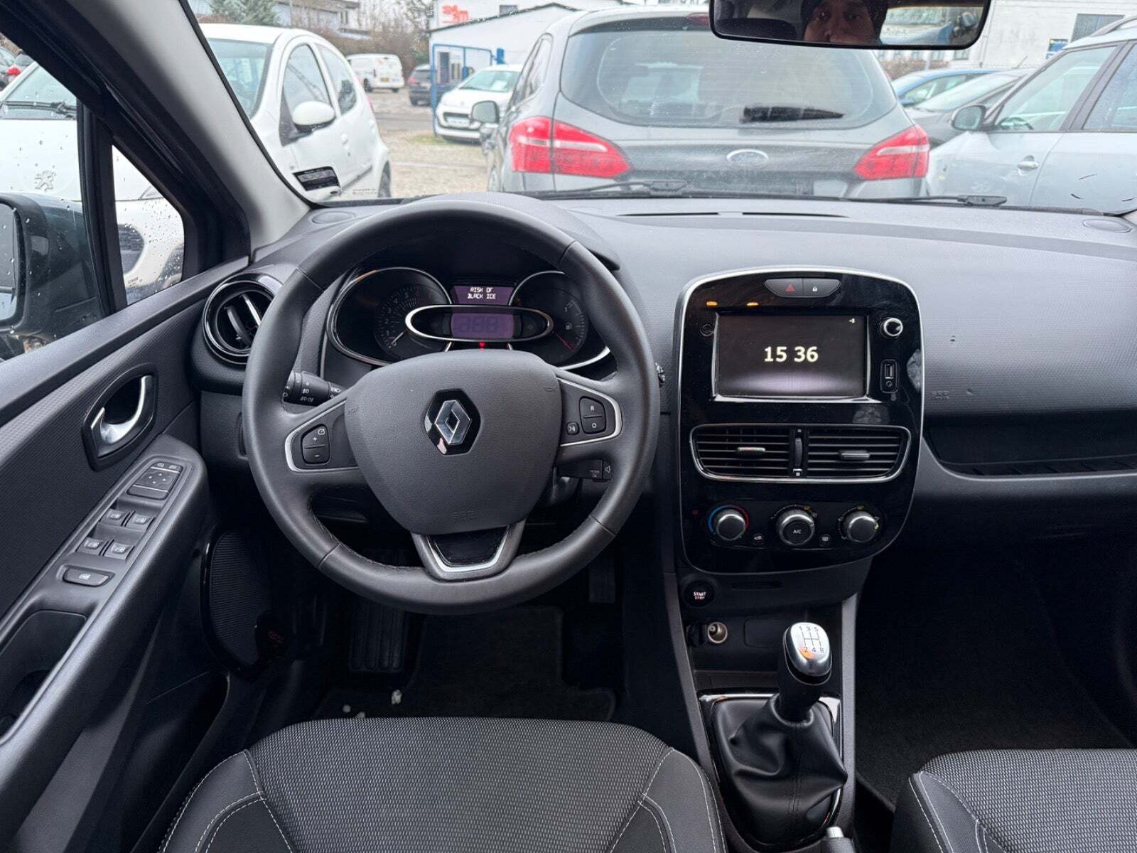 Grå Renault Clio IV fra 2018