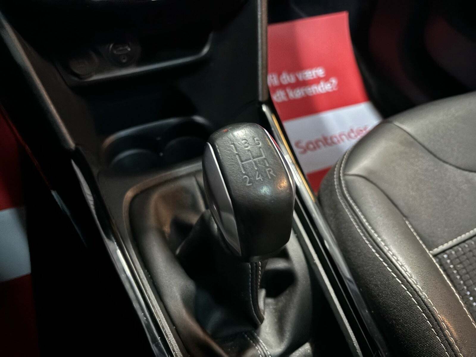 Grå Peugeot 2008 fra 2017