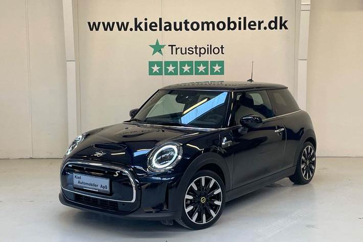Blå Mini Cooper SE fra 2022 set udefra