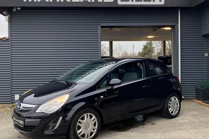 Sort Opel Corsa fra 2011 set udefra
