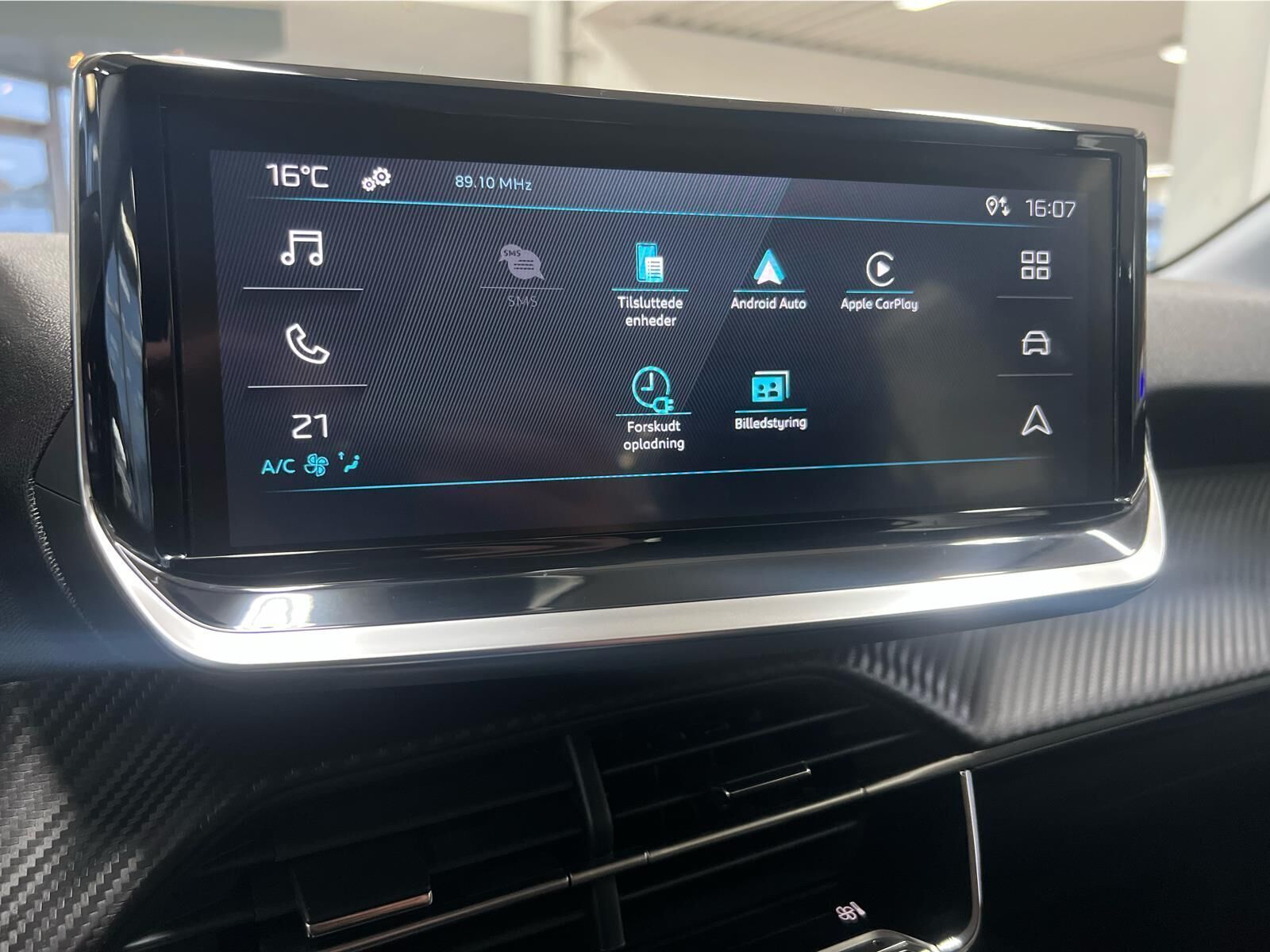 Hvid Peugeot e-208 fra 2025