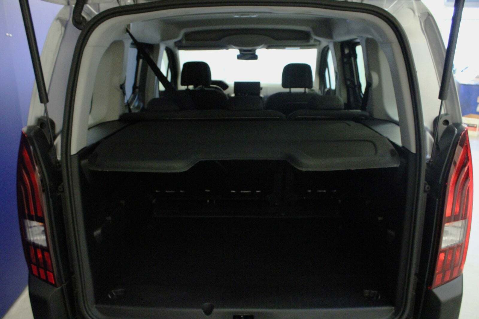 Sølv Peugeot e-Rifter fra 2024 set indefra