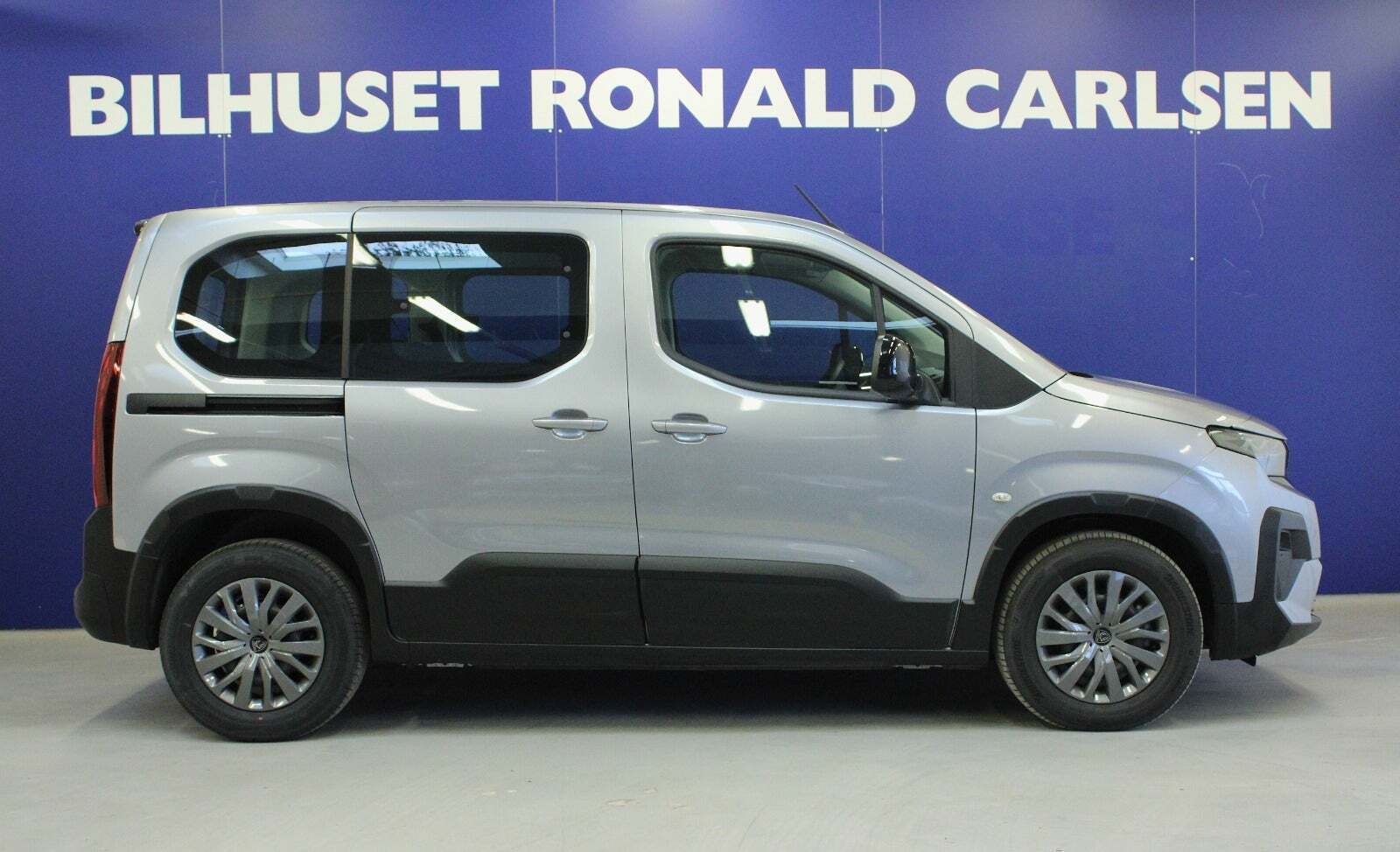 Sølv Peugeot e-Rifter fra 2024