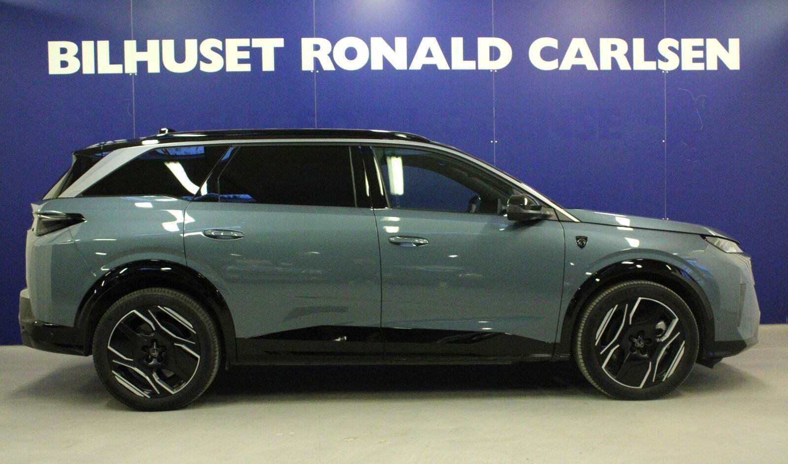 Blå Peugeot e-5008 fra 2025
