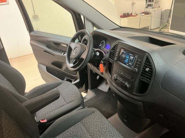 Sort Mercedes eVito 111 fra 2021