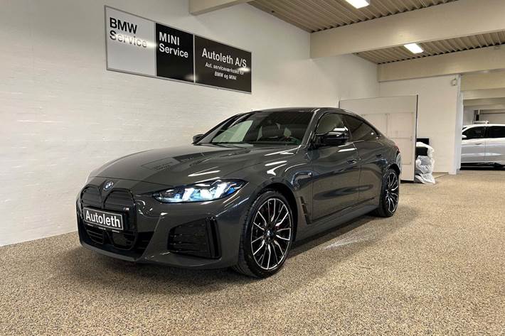 Grå BMW i4 fra 2025 set udefra