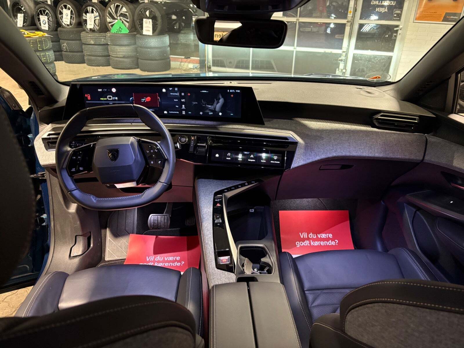 Blå Peugeot e-5008 fra 2025