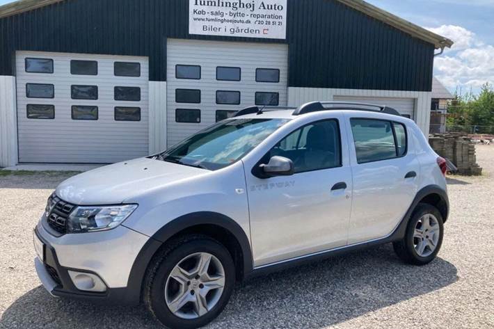 Sølv Dacia Sandero Stepway fra 2017 set udefra