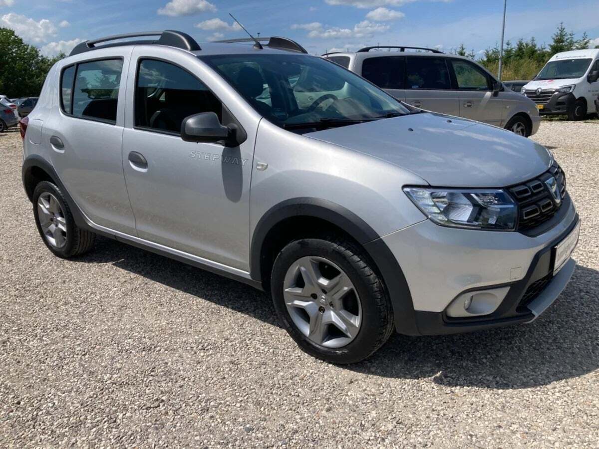 Sølv Dacia Sandero Stepway fra 2017