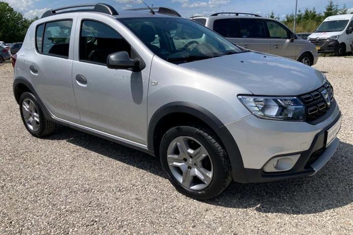 Sølv Dacia Sandero Stepway fra 2017