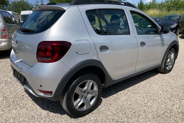 Sølv Dacia Sandero Stepway fra 2017