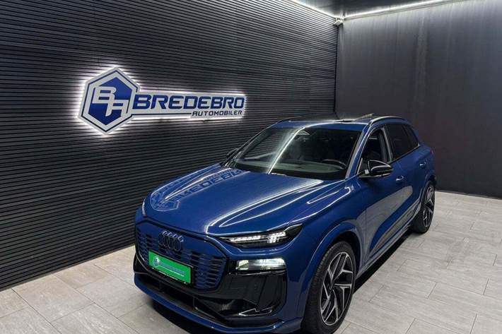 Blå Audi Q6 e-tron fra 2024 set udefra