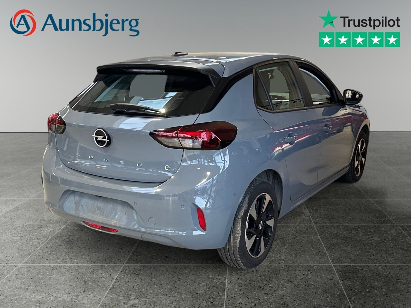 Grå Opel Corsa-e fra 2023