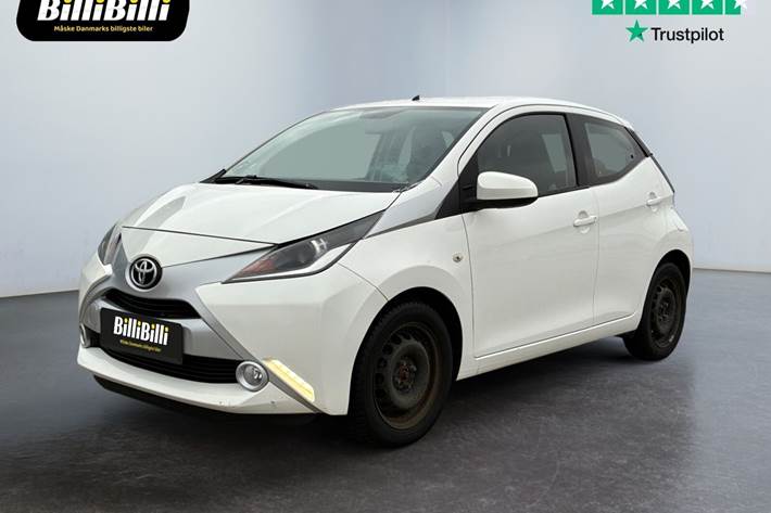 Hvid Toyota Aygo fra 2016 set udefra