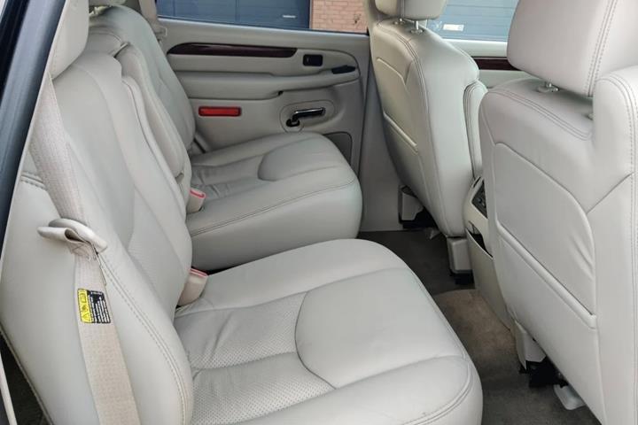 Sort Cadillac Escalade fra 2005