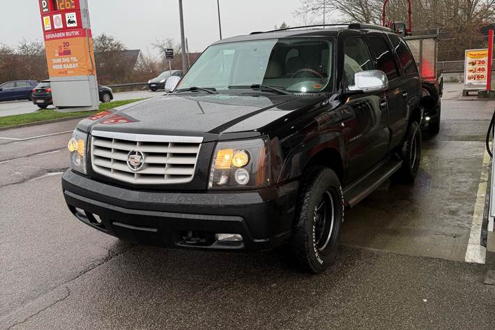 Sort Cadillac Escalade fra 2005