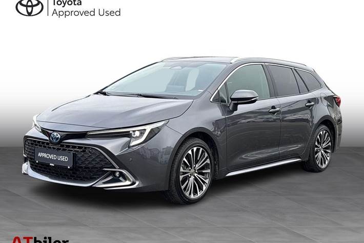 Grå Toyota Corolla fra 2024 set udefra