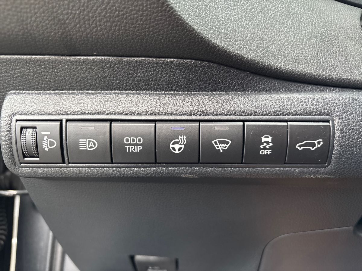 Grå Toyota Corolla fra 2024