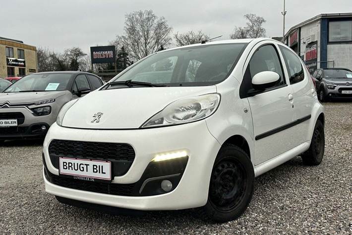 Hvid Peugeot 107 fra 2014 set udefra