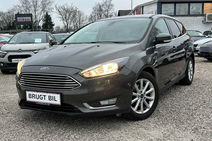 Grå Ford Focus fra 2017 set udefra
