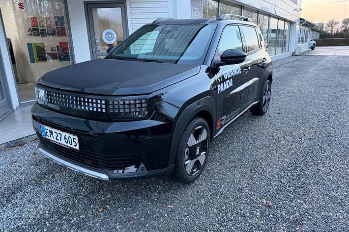 Sort Fiat Grande Panda E fra 2025 set udefra