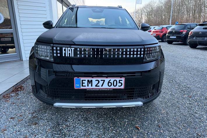 Sort Fiat Grande Panda E fra 2025 set udefra