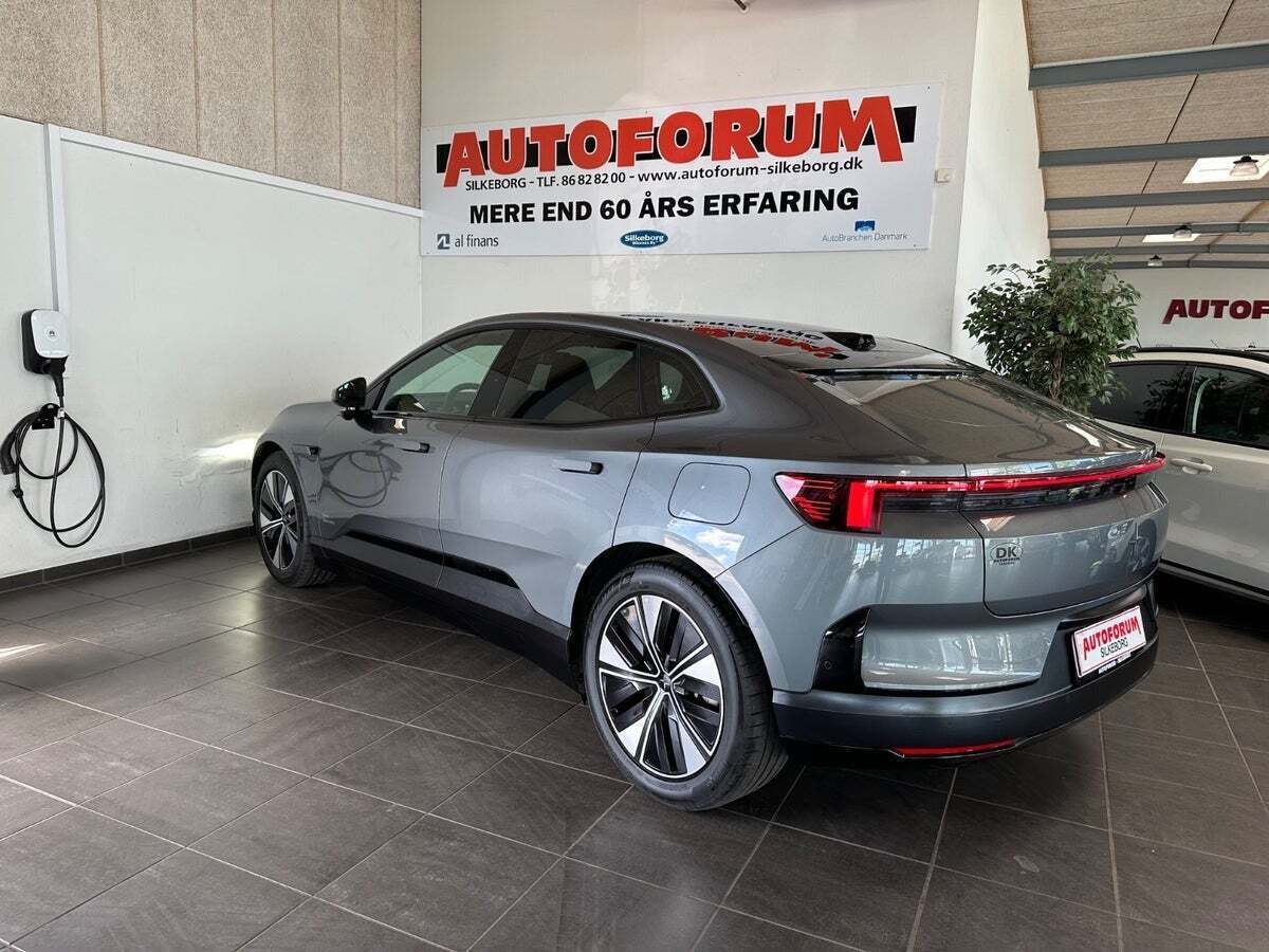 Grå Polestar 4 fra 2025