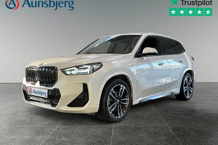 Hvid BMW iX1 fra 2023 set udefra