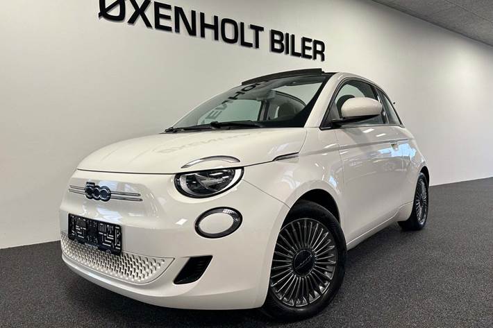 Hvid Fiat 500e fra 2022 set udefra