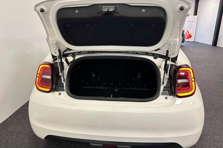 Hvid Fiat 500e fra 2022