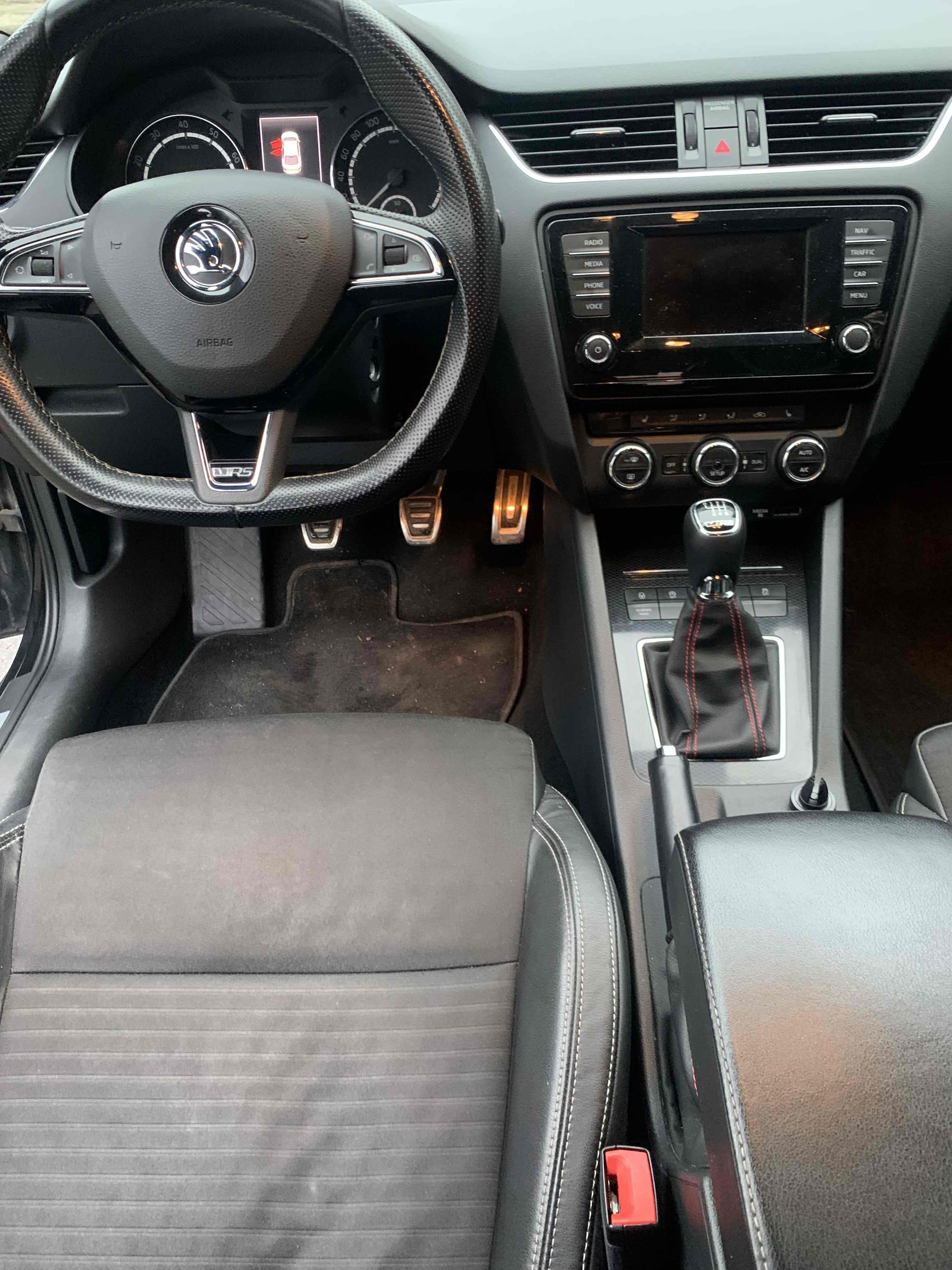 Sort Skoda Octavia fra 2014