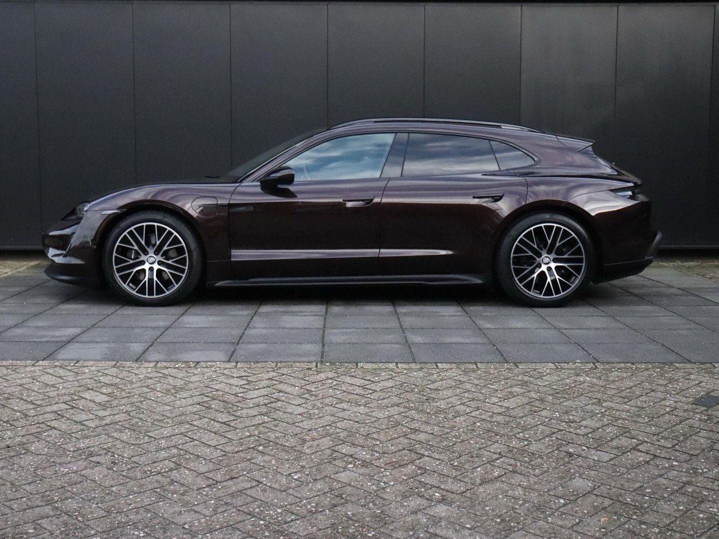 Brun Porsche Taycan fra 2022